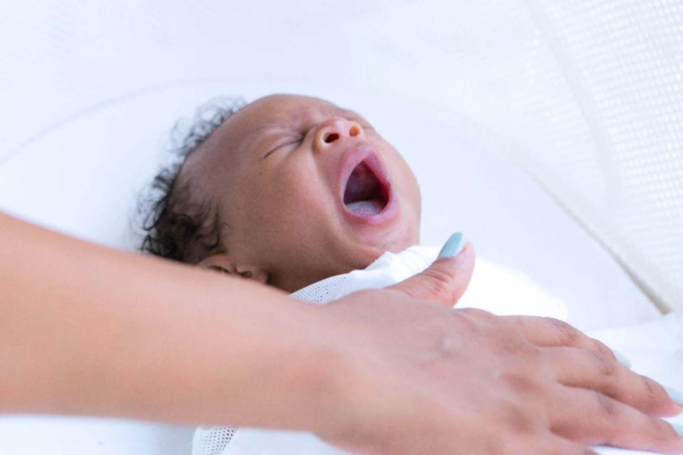 Un bebé se duerme en SNOO