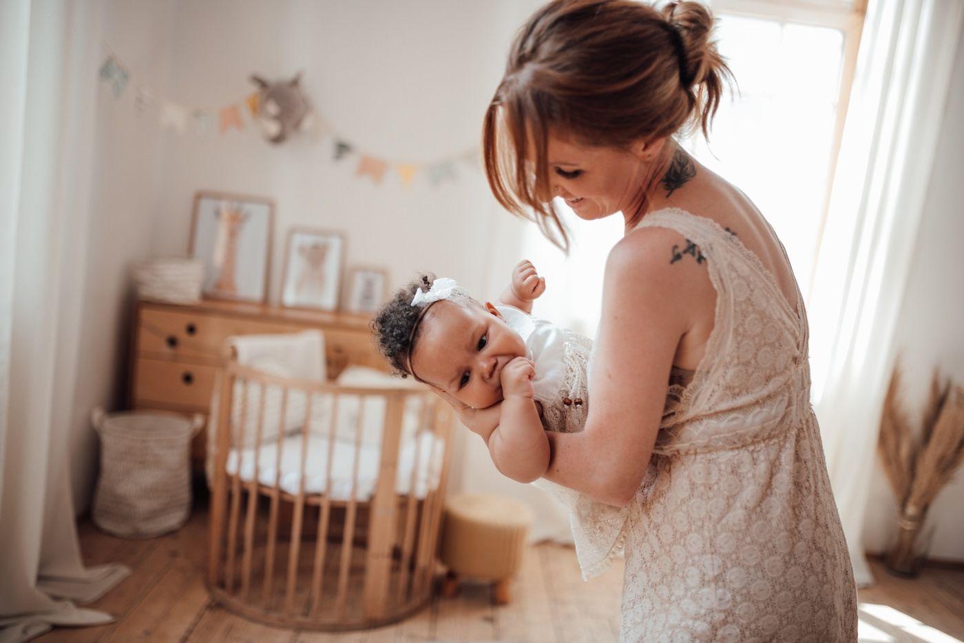 Eine Mutter singt ihrem Baby ein Schlaflied vor