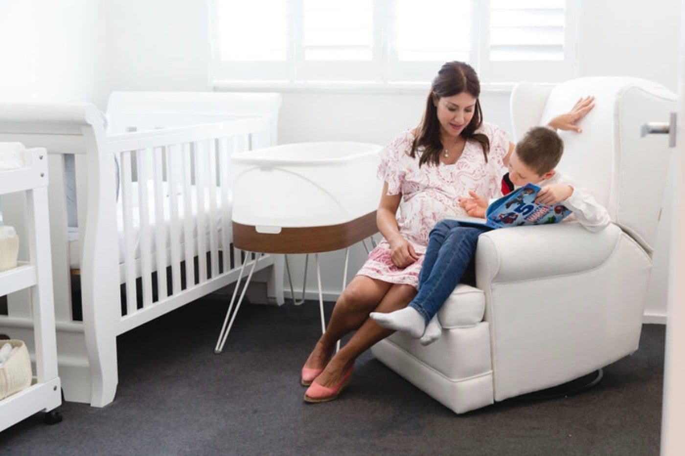 pregnant-mum-with-toddler-snoo-review